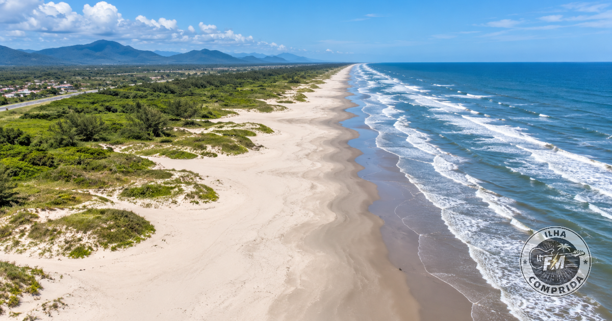 Praia de mar aberto em Ilha Comprida com extensa faixa de areia