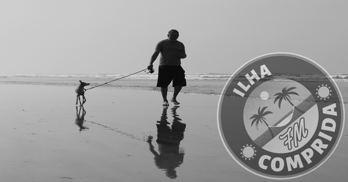 cachorro com guia na praia de Ilha Comprida