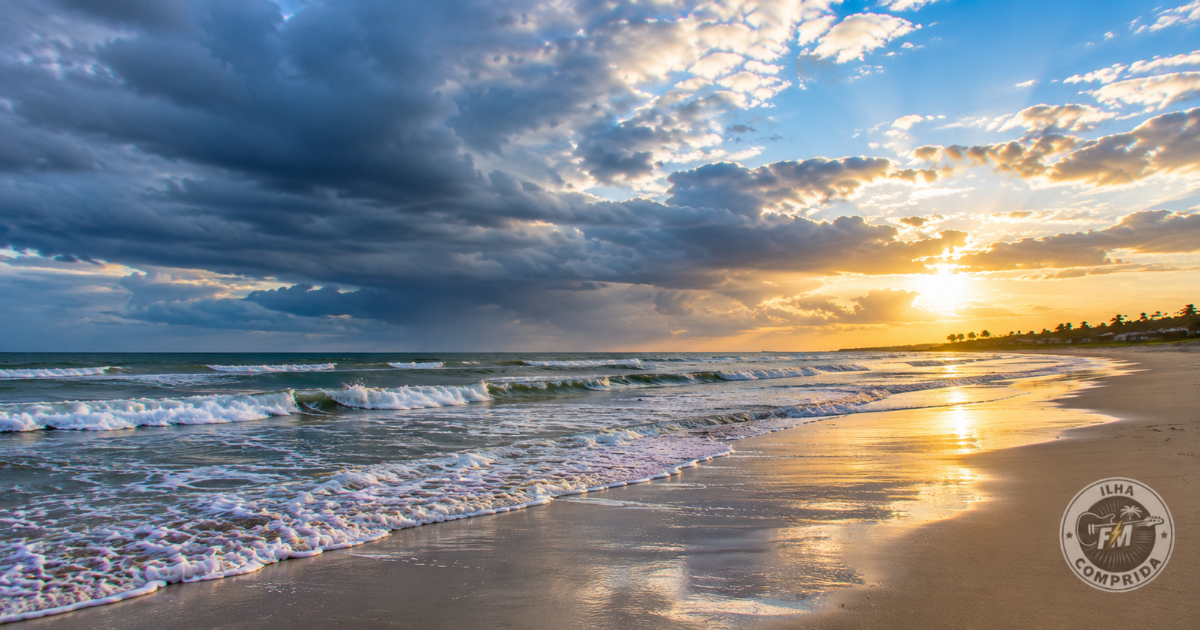 Praia de Ilha Comprida com céu nublado e abertura de sol
