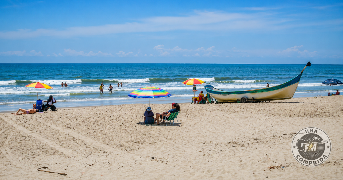 Praia de Ilha Comprida no verão com banhistas e mar ao fundo