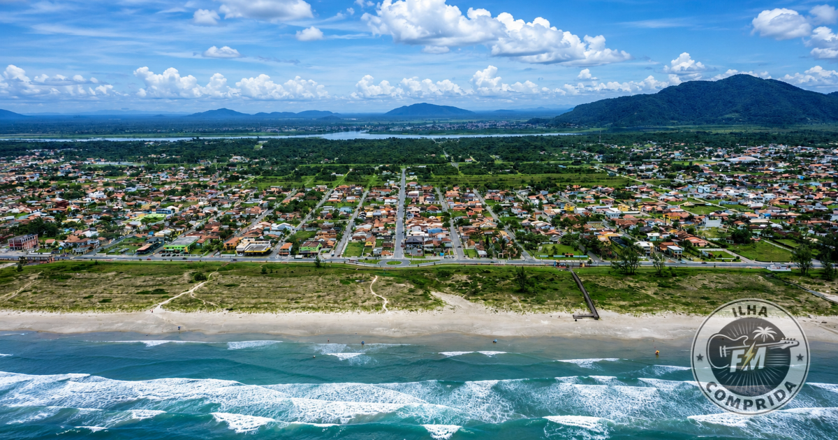 Vista panorâmica da praia de Ilha Comprida em um dia ensolarado, mostrando a beleza do litoral paulista.