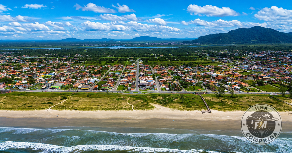 Vista ampla do litoral de Ilha Comprida com praia, vegetação e mar.