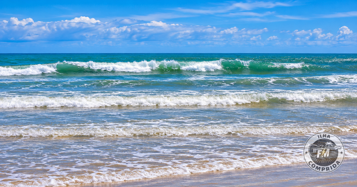 Mar de Ilha Comprida com ondas na praia