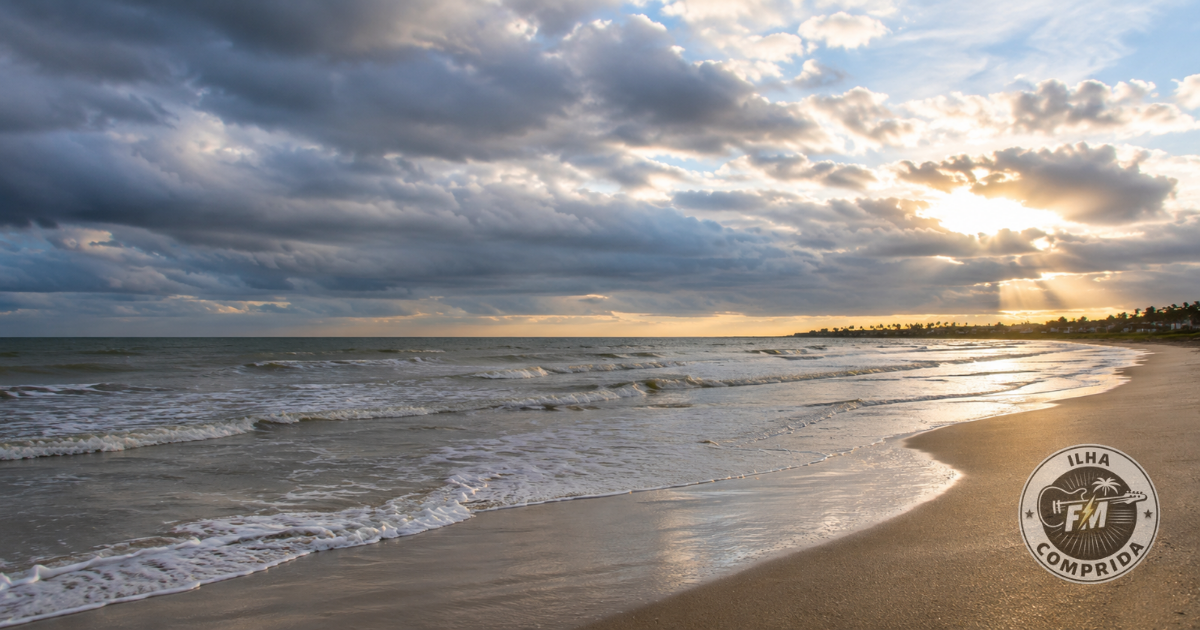 Praia de Ilha Comprida com nuvens se abrindo depois da mudança do tempo