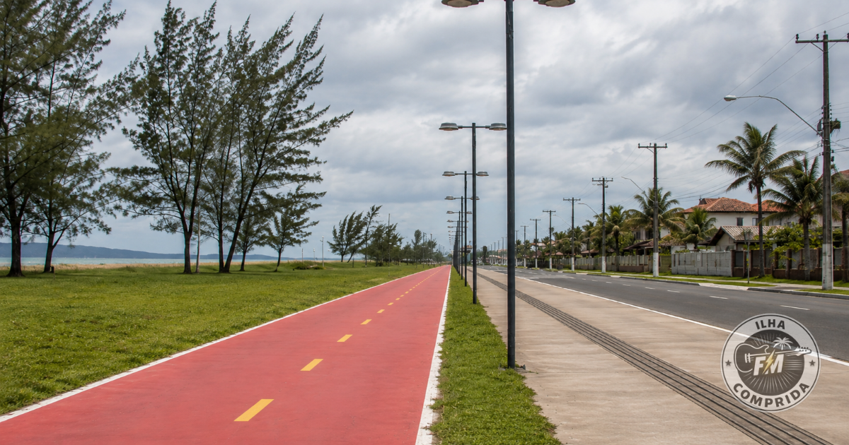 Ciclovia próxima à praia de Ilha Comprida em dia de vento e céu nublado