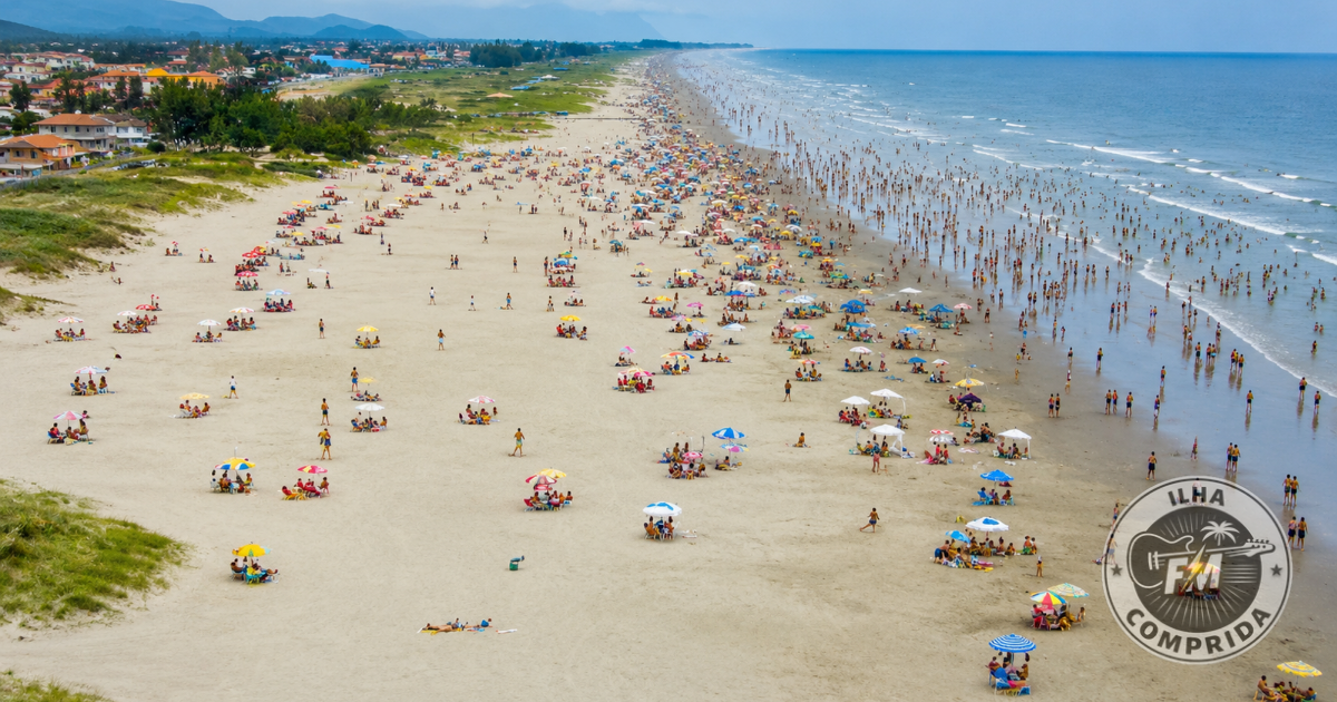 Praia de Ilha Comprida durante o verão com visitantes aproveitando o dia.