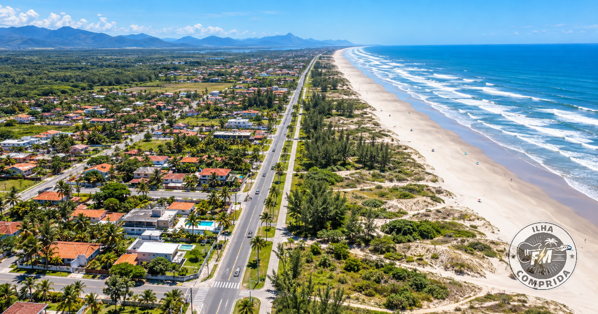 Praia extensa e vegetação costeira em Ilha Comprida SP