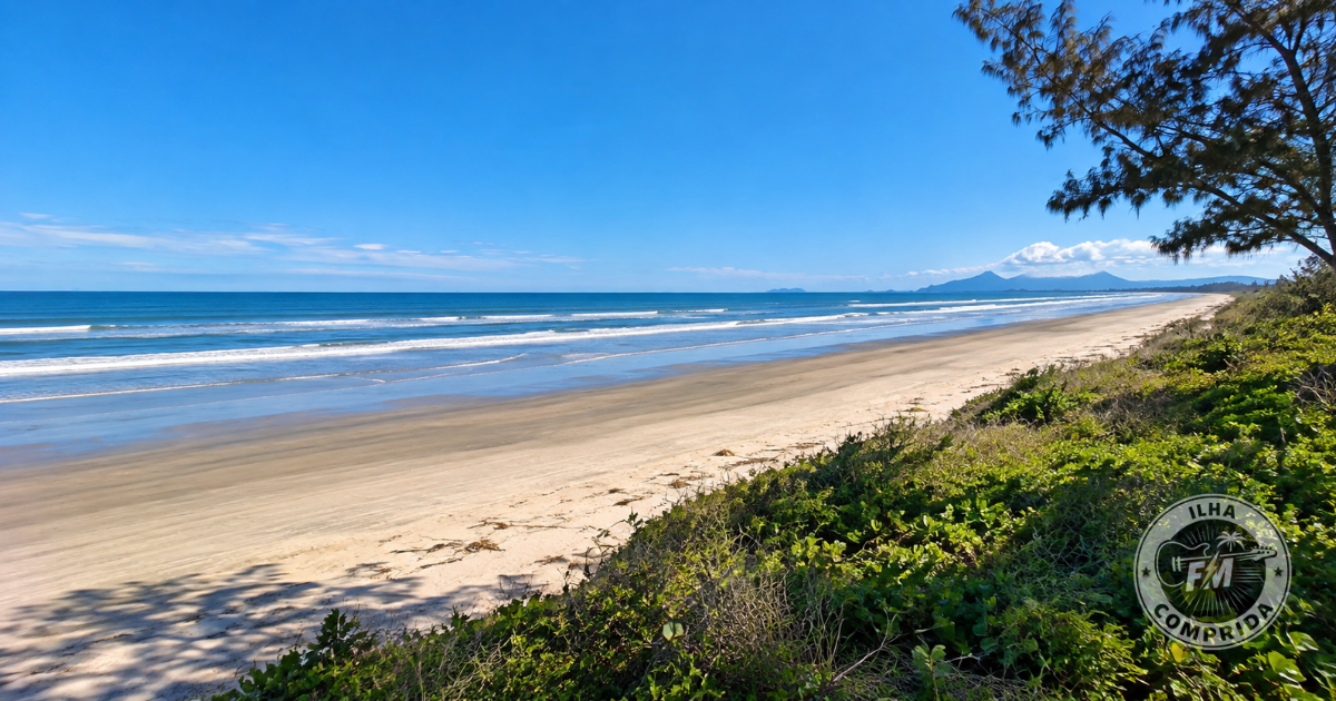 Praia de Pedrinhas em Ilha Comprida com extensa faixa de areia e mar aberto
